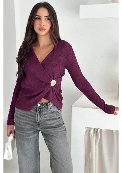 Kadın Kraveze Tokalı Bluz – Vücuda Oturan & Altın Detaylı fiyatları