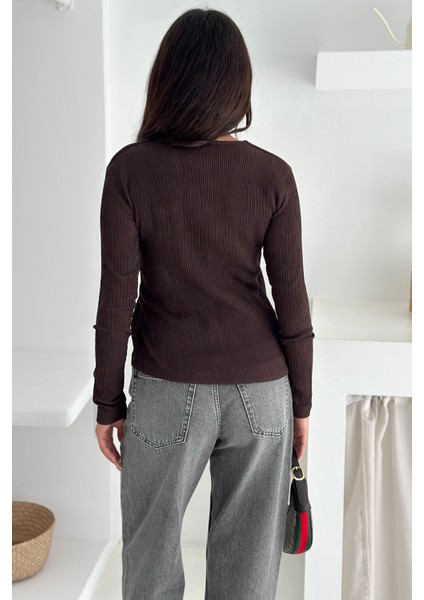 Kadın Kraveze Tokalı Bluz – Vücuda Oturan & Altın Detaylı