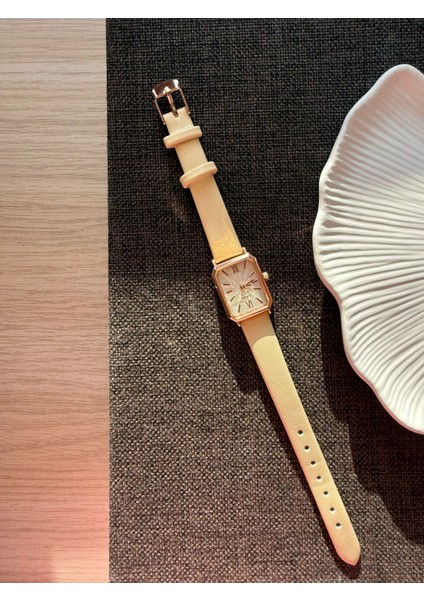 Retro Minimal Deri Kordon Vintage Kadın Kol Saati fırsatları