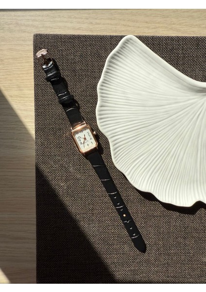 Retro Minimal Deri Kordon Vintage Kadın Kol Saati
