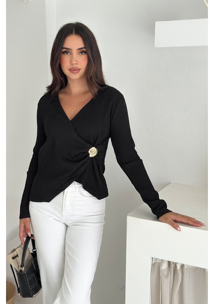 Kadın Kraveze Tokalı Bluz – Vücuda Oturan & Altın Detaylı