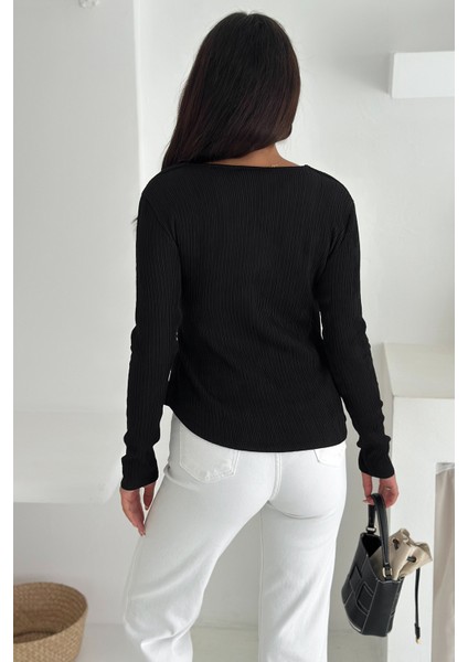 Kadın Kraveze Tokalı Bluz – Vücuda Oturan & Altın Detaylı