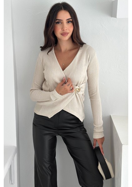 Kadın Kraveze Tokalı Bluz – Vücuda Oturan & Altın Detaylı fiyatları