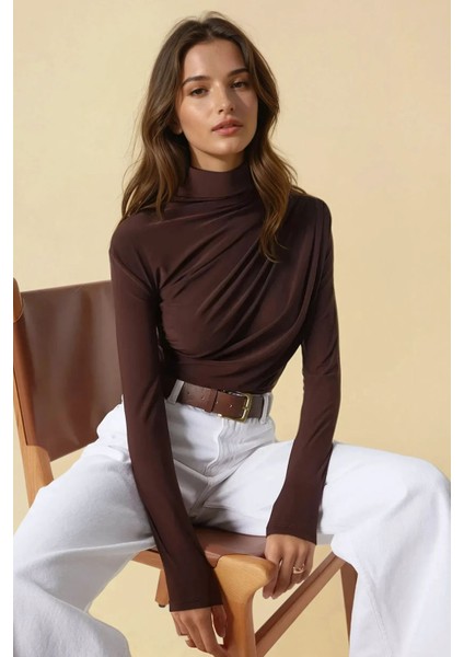 Kadın Dik Yaka Büzgü Detaylı Sandy Bluz Brown