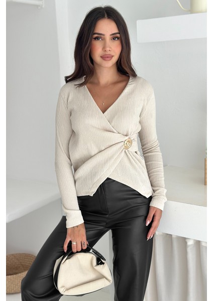 Kadın Kraveze Tokalı Bluz – Vücuda Oturan & Altın Detaylı