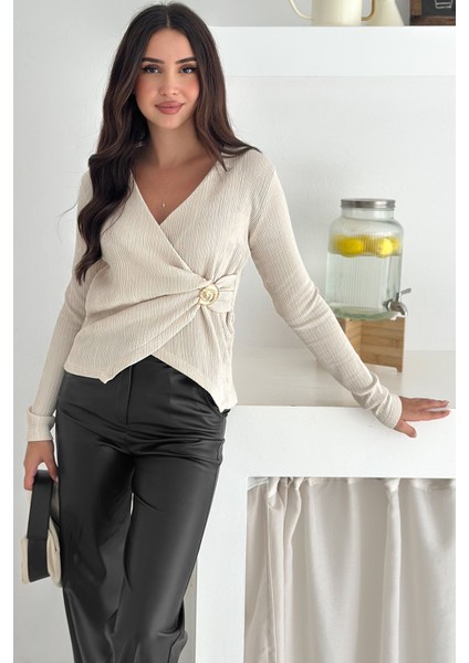 Kadın Kraveze Tokalı Bluz – Vücuda Oturan & Altın Detaylı modelleri