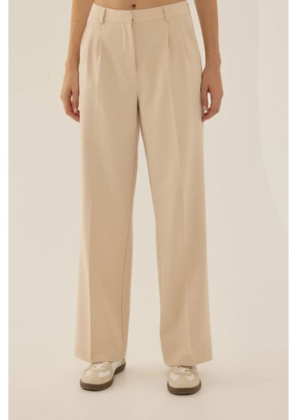 Kadın Orta Bel Pileli Düz Kesim Pantolon Natural