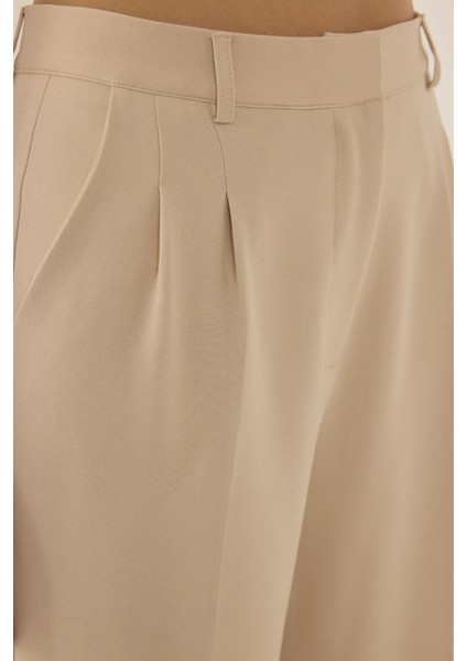 Kadın Orta Bel Pileli Düz Kesim Pantolon Natural
