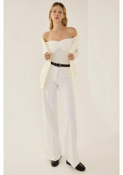 Kadın Omzu Açık Dokulu Top White