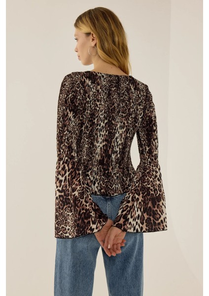 Kadın Leopar Desenli Kayık Yaka Gipeli Bluz Çok Renkli