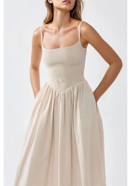 Kadın Kare Yaka Üstü Gipeli Yırtmaçlı A-Form Maxi Elbise Natural