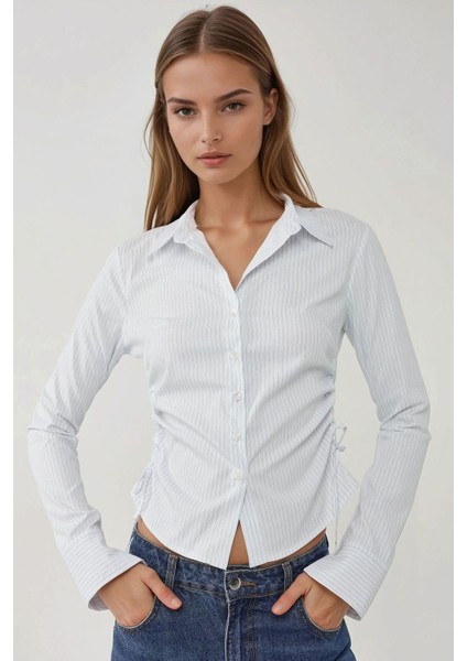 Kadın Slim Fit Çizgili Yandan Büzgü Detaylı Uzun Kollu Gömlek Mavi