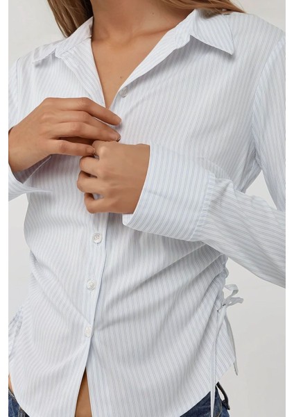 Kadın Slim Fit Çizgili Yandan Büzgü Detaylı Uzun Kollu Gömlek Mavi