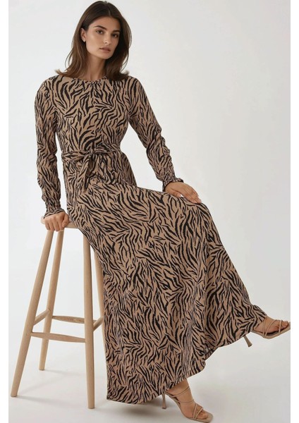 Kadın Baskılı Bisiklet Yaka Dokulu ve Kuşaklı Modest Elbise Brown
