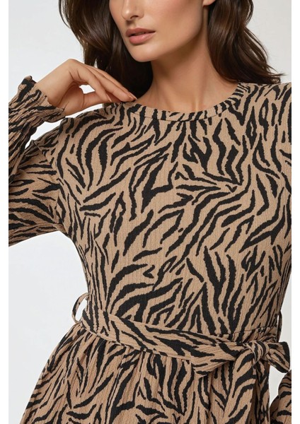 Kadın Baskılı Bisiklet Yaka Dokulu ve Kuşaklı Modest Elbise Brown