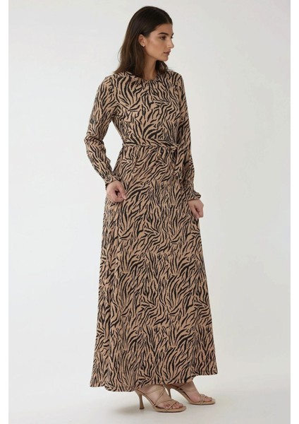 Kadın Baskılı Bisiklet Yaka Dokulu ve Kuşaklı Modest Elbise Brown