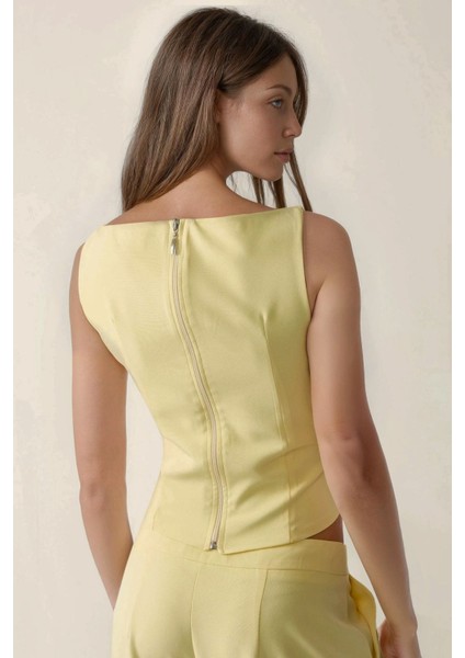 Kadın Kolsuz Vücuda Oturan Bluz Sarı