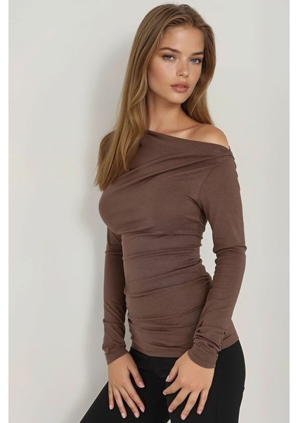 Kadın Asimetrik Yaka Uzun Kollu Drape Detaylı Slim Fit Üst Brown