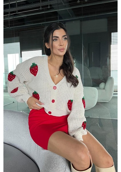 Kadın Çilek Desenli Kalın Örgü Hırka – Renkli Düğmeli & Yumuşak Dokulu