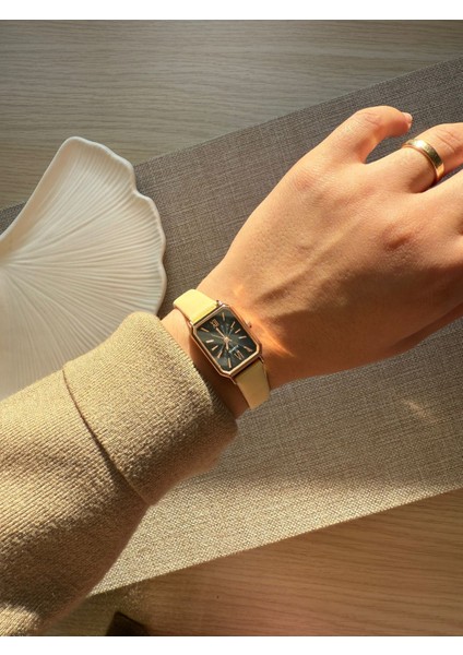 Retro Minimal Deri Kordon Vintage Kadın Kol Saati Krem Kordon