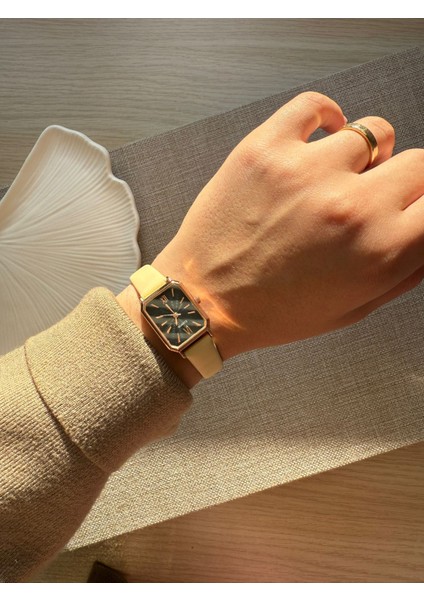 Retro Minimal Deri Kordon Vintage Kadın Kol Saati Krem Kordon