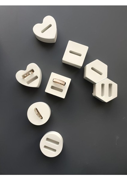 Beyaz 8’li Yüzük Tutucu ve Takı Organizeri, Şık ve Düzenli Saklama Çözümü