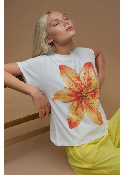 Kadın Baskı Detaylı Regular Fit Bisiklet Yakalı %100 Pamuklu T-shirt Soluk Turuncu