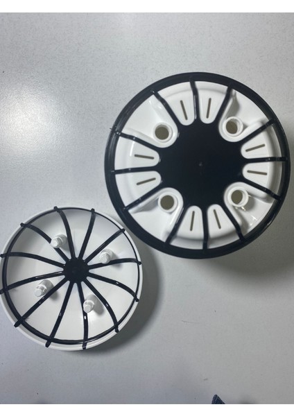 Dekoratif Karasu Plastik Saksı – Siyah & Beyaz Karo Desen No 2 fırsatları