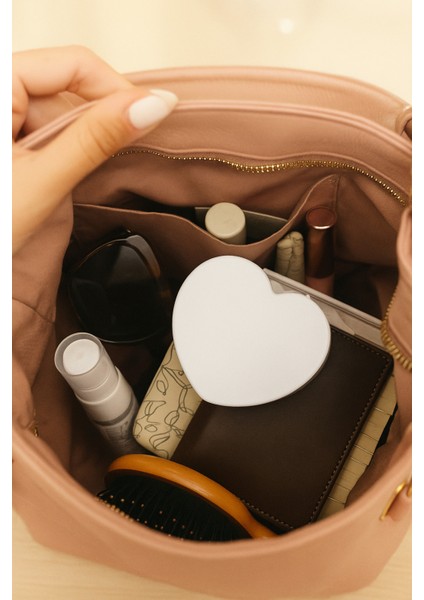 Aynalı, Kalpli, 2 Katlı Taşınabilir Makyaj Kutusu, Şık ve Kullanışlı Beyaz Renk. modelleri