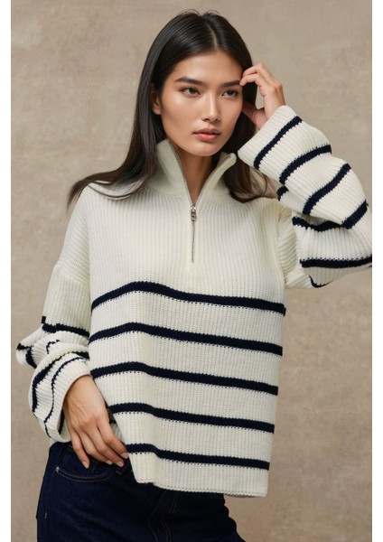 Kadın Çizgili Uzun Kollu Dik Yaka Fermuarlı Yumuşak Triko Kazak Beyaz