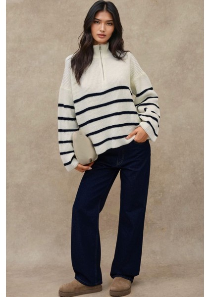 Kadın Çizgili Uzun Kollu Dik Yaka Fermuarlı Yumuşak Triko Kazak Beyaz