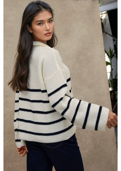 Kadın Çizgili Uzun Kollu Dik Yaka Fermuarlı Yumuşak Triko Kazak Beyaz