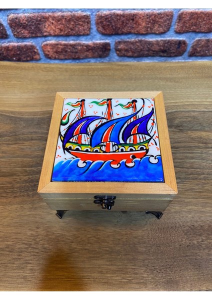 Çok Renkli Kalyon Desenli Takı ve Mücevher Kutusu, Ahşap ve Seramik Detaylar