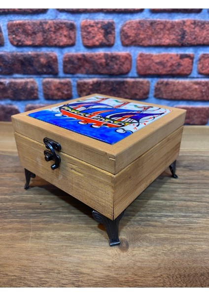 Çok Renkli Kalyon Desenli Takı ve Mücevher Kutusu, Ahşap ve Seramik Detaylar fiyatları