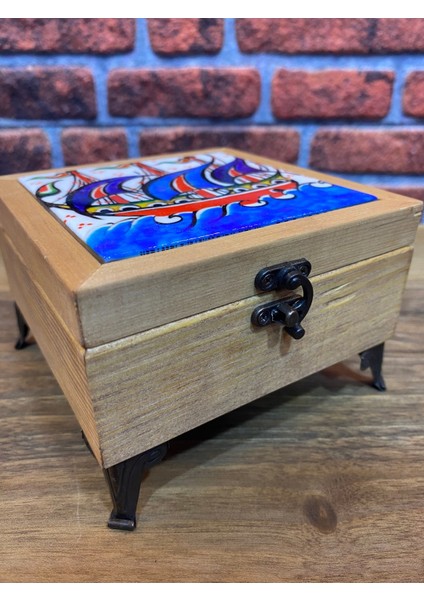 Çok Renkli Kalyon Desenli Takı ve Mücevher Kutusu, Ahşap ve Seramik Detaylar fırsatları