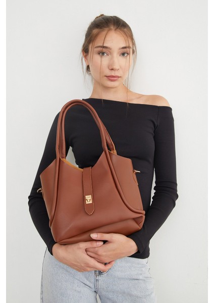 Suni Deri Fermuarlı Yavrulu Kol Çantası