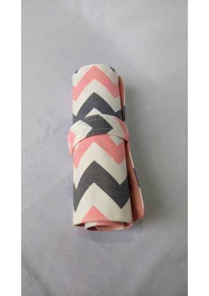 Renkli Çok Bölmeli Tekstil Tasarımlı Kalemlik, Okul ve Çalışma Için Şık Seçenek