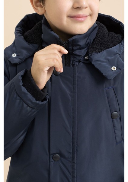 Lacivert Içi Kürklü Çıtçıtlı Cepli Uzun Kesim Erkek Çocuk Kapüşonlu Şişme Mont 21446 modelleri