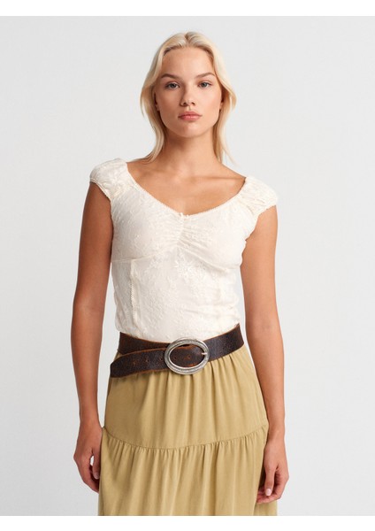 31848 Fiyonk Detaylı Dantel Top-Ekru