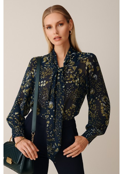 Kadın Lacivert Şifon Bluz Gömlek – Fular Detaylı Desenli Model