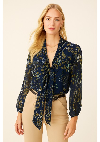Kadın Lacivert Şifon Bluz Gömlek – Fular Detaylı Desenli Model fırsatları