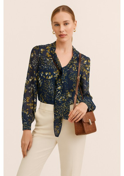 Kadın Lacivert Şifon Bluz Gömlek – Fular Detaylı Desenli Model indirimleri