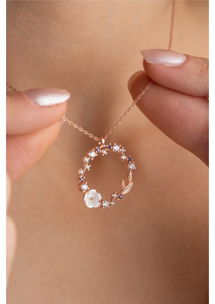 925 Ayar Gümüş Manolya Çiçeği Motifli, Işıltılı Daire Tasarımlı Şık Ve Zarif Kadın Kolyesi fırsatları