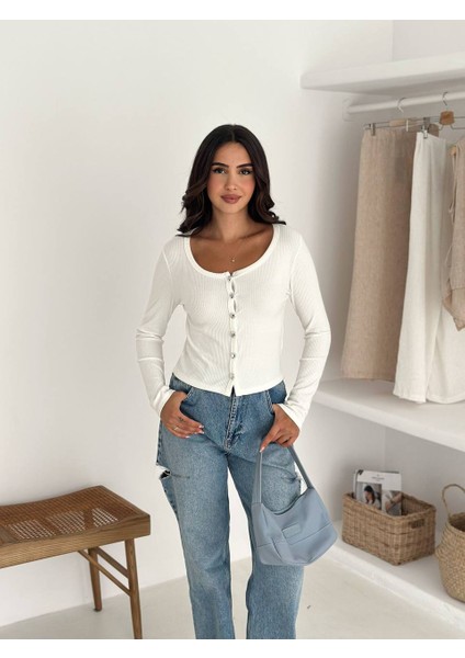 Beyaz Uzun Kollu Düğmeli Bluz
