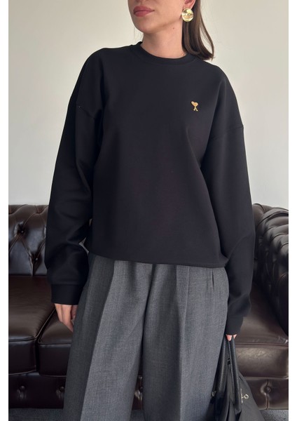 Kalp Broşlu Orj Sweatshirt- Siyah fiyatları