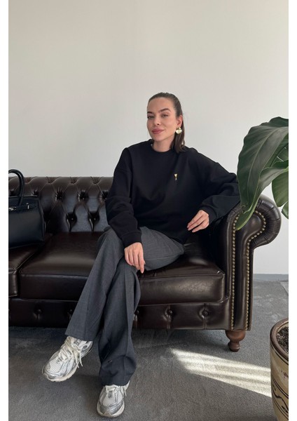 Kalp Broşlu Orj Sweatshirt- Siyah modelleri