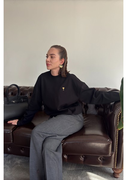 Kalp Broşlu Orj Sweatshirt- Siyah fırsatları