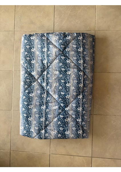 Çift Kişilik Yorgan kendi dikimimiz olup içerisinde 1. Sınıf metre işi elyaf kullanılmıştır