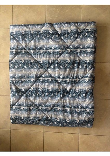 Çift Kişilik Yorgan kendi dikimimiz olup içerisinde 1. Sınıf metre işi elyaf kullanılmıştır fiyatları