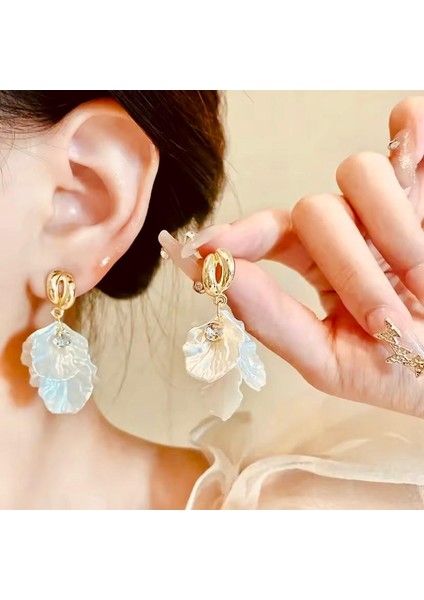 Altın Renk Zirkon Taşlı Beyaz Renk Tasarım Yaprak Küpe